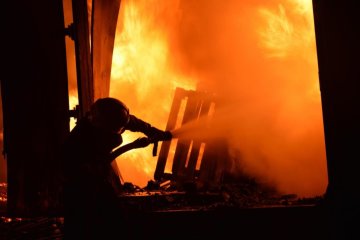 Бізнесмен спалив себе прямо на зустрічі з депутатами: моторошні кадри потрапили на відео