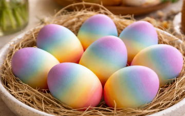 Радужные пасхальные яйца, кадр с видео