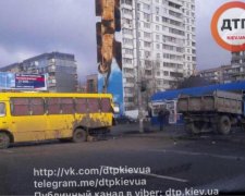 В Киеве ЗИЛ протаранил маршрутку и влетел в остановку 