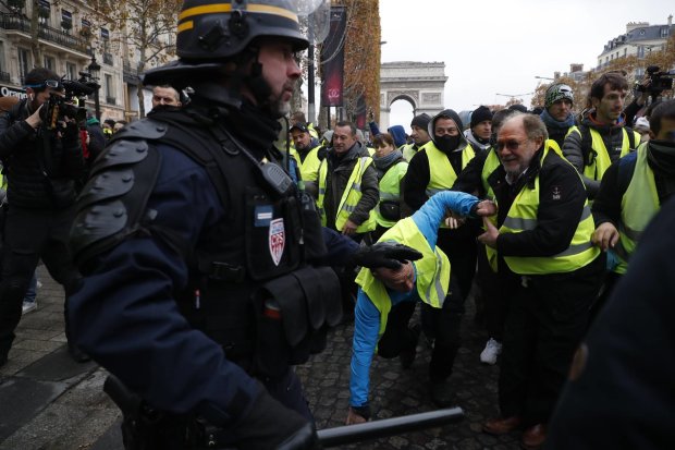 У Франції поліція розігнала протестувальників за 15 хвилин: “жовта ніч” закінчилася так і не почавшись