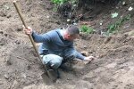 Біля школи під Києвом знайшли пару скелетів у трунах, - моторошні фото