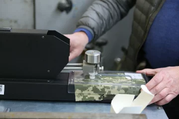 Дитяча броня, кераміка та рідкий азот: повний цикл створення українського бронежилета – від поліетилену до фронтових тестів