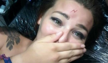 Туристка вернулась с курорта с молнией на лбу