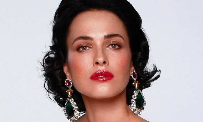 Астаф'єва оголилася на даху багатоповерхівки, прикрилася лише пір'їнками: "Холодно жеж"