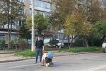 У Франківську безнога пенсіонерка переповзає дорогу за продуктами, фото: Це моя Україна