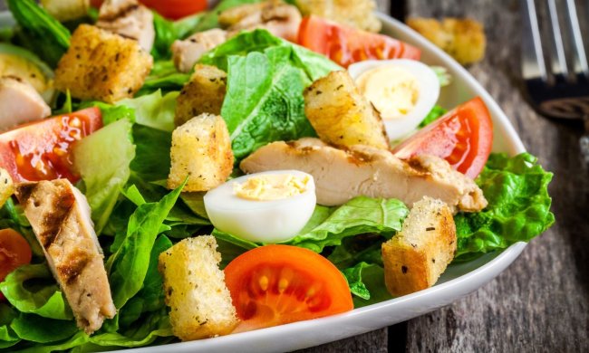 Хрустящий салат с пекинской капустой, кукурузой и сухариками