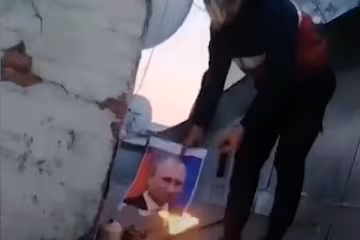 Подростки сожгли портрет Путина на крыше возле Оперного театра, скриншот