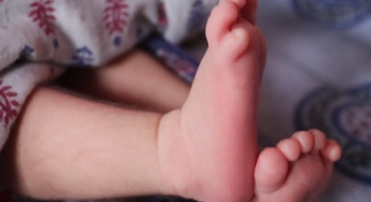 Скрин, видео YouTube младенец