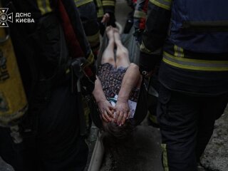 Наслідки влучання дрону в будинок на Печерську, фото: ДСНС Києва