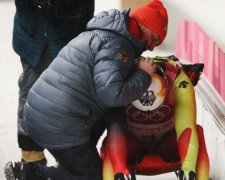 На швидкості 110 км/год: спортсменка "проїхалась" головою по відбійнику