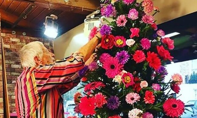 Новый тренд: украсить елку живыми цветами (фото)