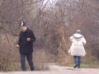 Люди на улице, скриншот: Youtube