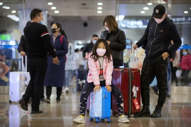 Коронавірус почав забирати життя поза Китаєм: чиновники закривають цілі міста