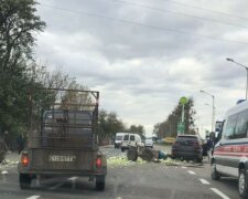 Під Львовом трактор з овочами зробив "сальто", вся дорога в капусті: "Кому салатику?"