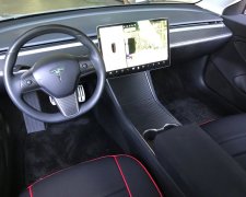 Владелец Tesla Model 3 превратил спорткар в полноценный компьютер