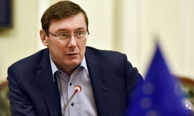 Що відбувається? Автомайданівці штурмують будинок Луценка
