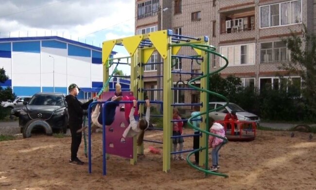 Под Днепром в детей вселился монстр, качели - вдребезги: "Как после войны"