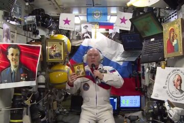 В Сети показали кабину российского космонавта на МКС, который "выполняет миссию" - иконы и советские флаги