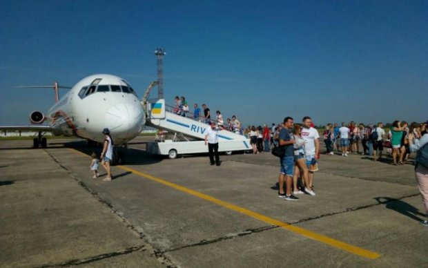 Развернули на полпути: самолет с украинцами совершил аварийную посадку