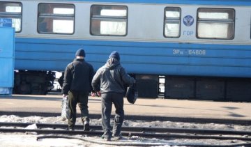 Дикі росіяни закидали камінням пасажирський поїзд