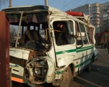 Депутат протаранив переповнений автобус. Як думаєте, кого зробили крайнім?