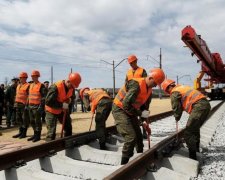 Австрійці створили унікальний гігантський апарат для укладання рейок