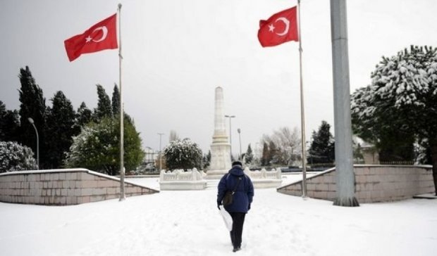 У Туреччині скасували більше сотні авіарейсів через сніг