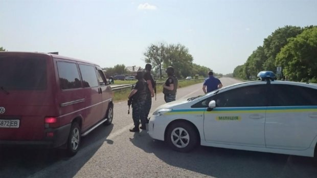У Харківській області чоловік убив двох людей і захопив заручників