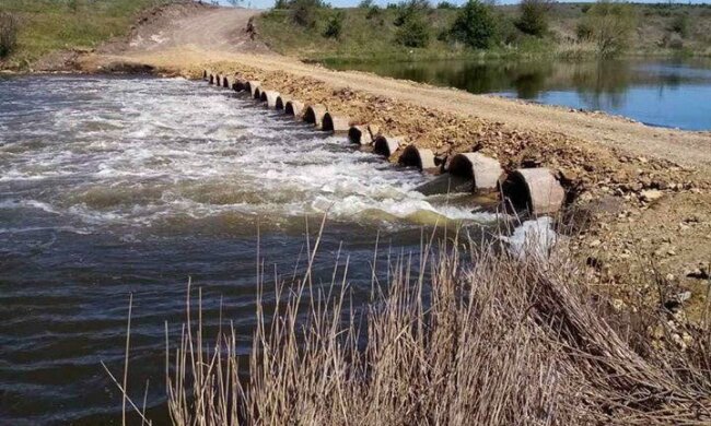 Саморобний міст над річкою Інгулець // фото Держекоінспекція