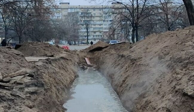 У Києві комунальники залишили після ремонту глибоку яму з водою, фото: соціальні мережі