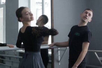 Александр Заставный  с ученицей, кадр из сюжета ПИК: YouTube