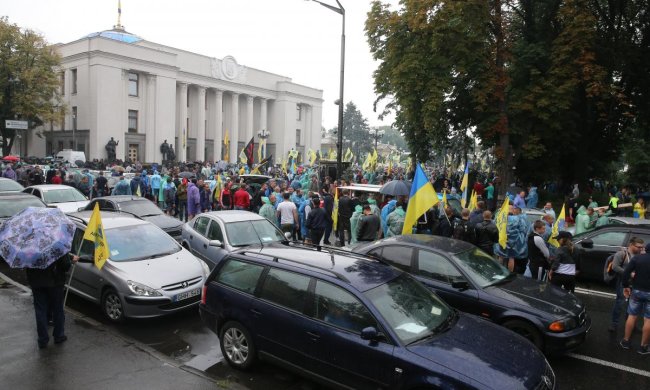 Власть потирает руки: украинцев с евробляхами и без вновь удалось столкнуть лбами