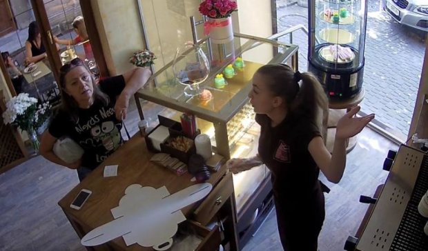 Переселенка унесла из кафе чужой заказ и смартфон (видео)
