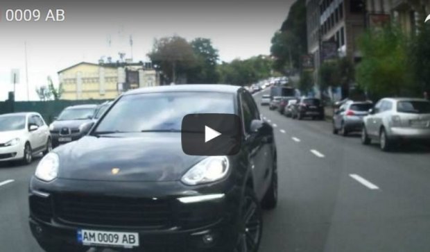 Страх загубив: Porsche промчався "зустрічкою" у центрі Києва