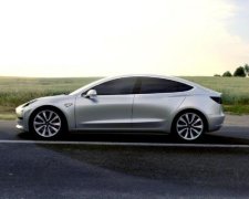 Маск похвалився першими успіхами Tesla 3s