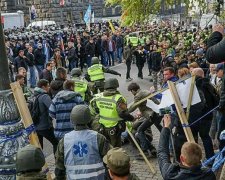 Під Верховною Радою знову гаряче: відео