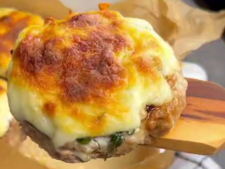 Мясные стожки с грибами, кадр из видео