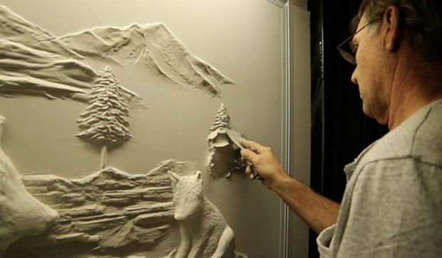 Художник створює тривимірні картини на стінах 