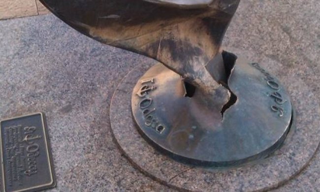 Лихач на «Porsche» поломал памятник в Одессе (фото) 