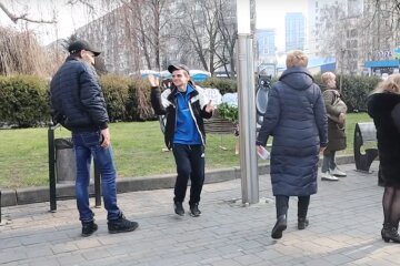 зловмисники, які пограбували волонтерів, скрін з відео