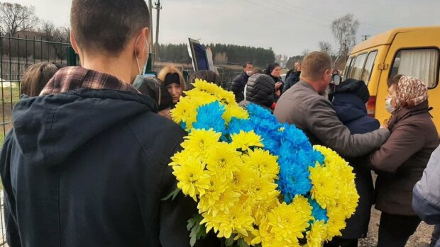 В Харькове хоронят молоденького бойца, погибшего на Донбассе: "Жизни не видел..."