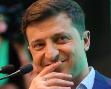 Сесть одним "задом" на Зеленского и Порошенко: блогер показал муки чиновников