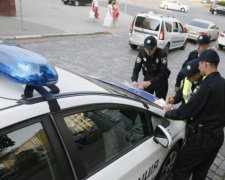 Реформовані копи "сортують" сміття на роботі, перехожі шоковані: фото