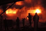 Масштабна пожежа біля київського метро, все в диму