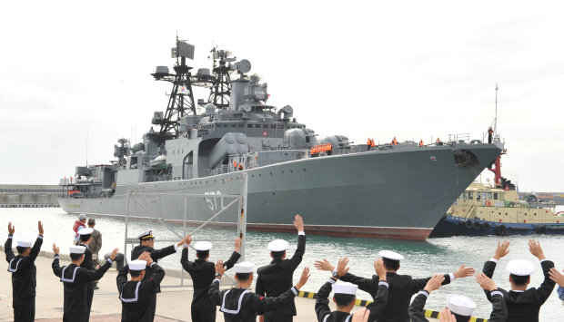 Російський есмінець пішов тараном на військовий крейсер США: світу загрожує Третя світова війна