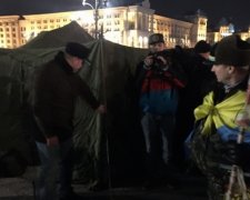 На Майдані в Києві почали ставити намети