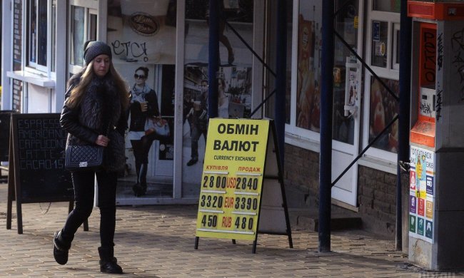 Курс валют на 24 лютого: долар з'їхав з глузду