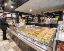 Популярний магазин намагався підсунути киянам цукерки з "м'яском"