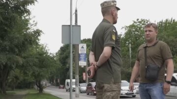 Працівник ТЦК та СП спілкується з чоловіком щодо бронювання та відстрочки