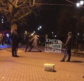У Хмельницькому голуб'ячий "бог" влаштував махалово із перехожим: "Де мої 500 гривень?!"